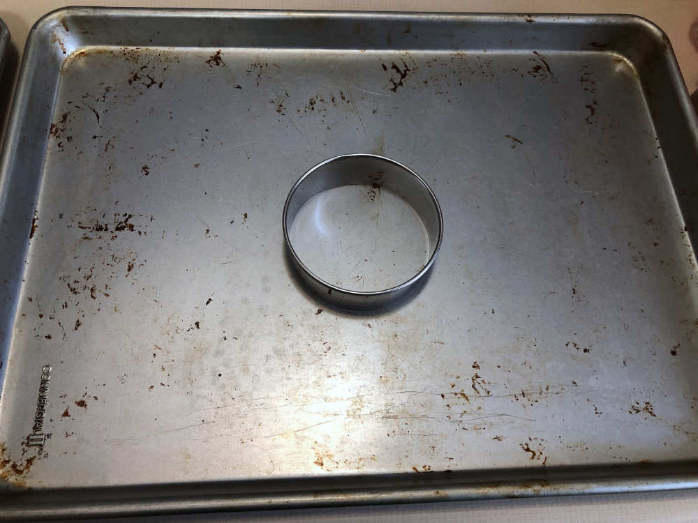 Dough cutter for holding chocolate entremet